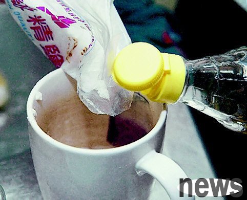 Can’t you remove old tea stains with baking soda? A senior housekeeper recommends a cleanser that 